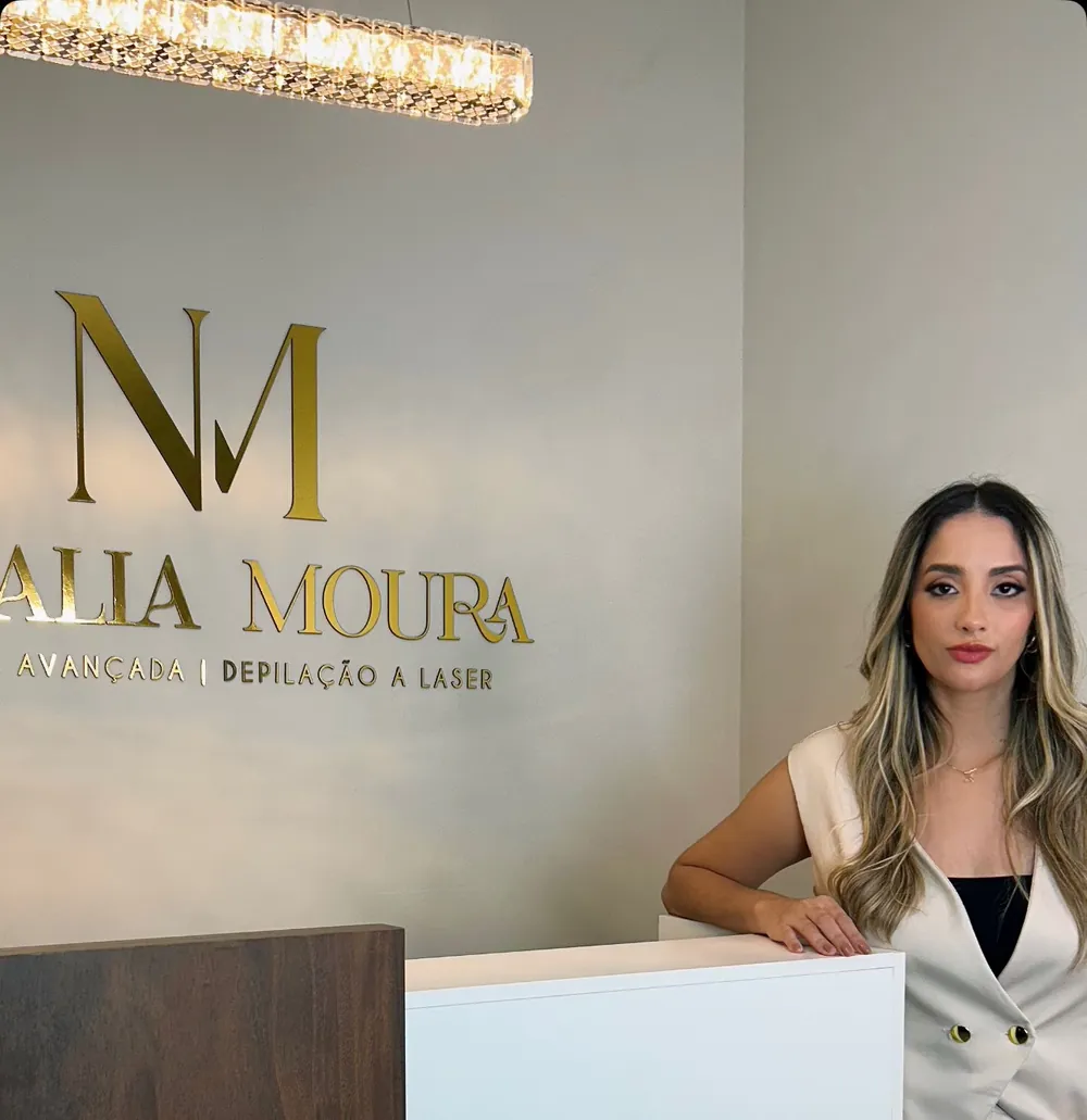 Dra. Natália Moura na recepção da clínica